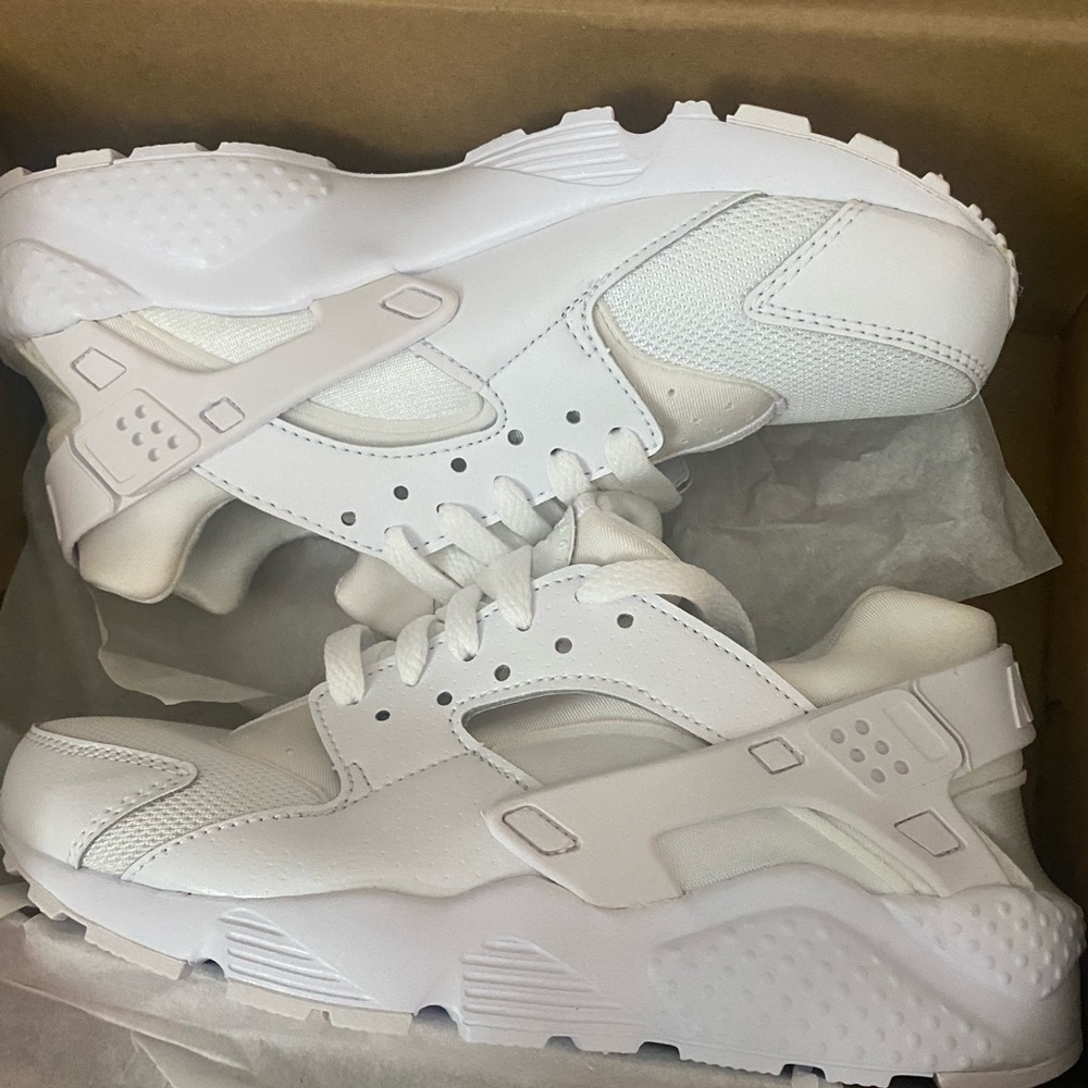 White nike HUARACHE’S